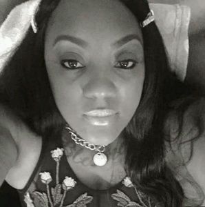 Meet your Posher, Larissa